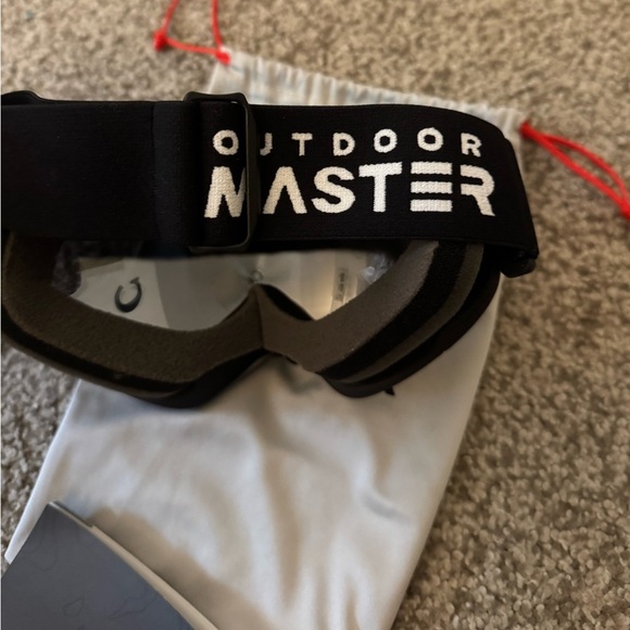 NWOT Outdoor Master Ski Goggles - Picture 2 of 2
